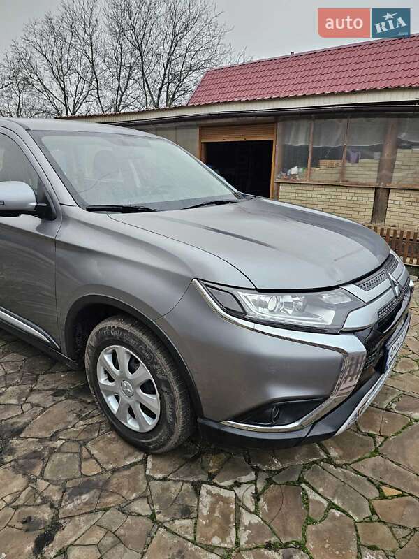 Внедорожник / Кроссовер Mitsubishi Outlander 2021 в Киеве
