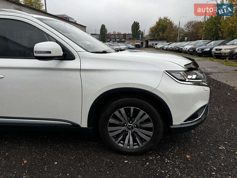 Внедорожник / Кроссовер Mitsubishi Outlander 2019 в Киеве