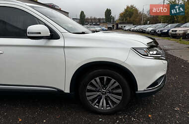 Внедорожник / Кроссовер Mitsubishi Outlander 2019 в 