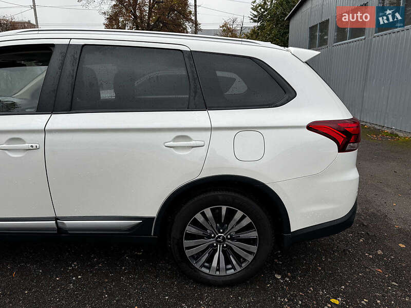 Внедорожник / Кроссовер Mitsubishi Outlander 2019 в Киеве