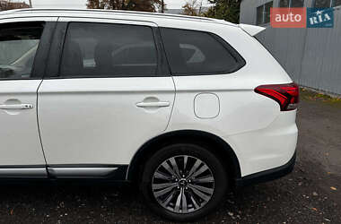 Внедорожник / Кроссовер Mitsubishi Outlander 2019 в 