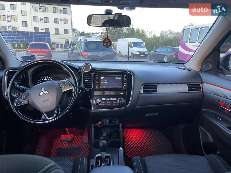 Позашляховик / Кросовер Mitsubishi Outlander 2015 в Миколаєві