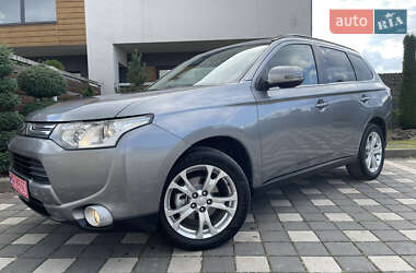 Внедорожник / Кроссовер Mitsubishi Outlander 2014 в 