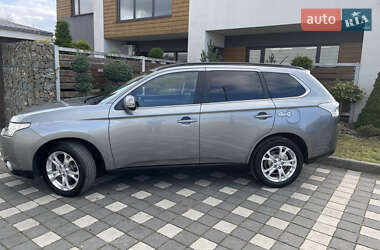 Внедорожник / Кроссовер Mitsubishi Outlander 2014 в 