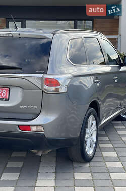 Внедорожник / Кроссовер Mitsubishi Outlander 2014 в 
