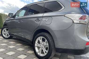 Внедорожник / Кроссовер Mitsubishi Outlander 2014 в 