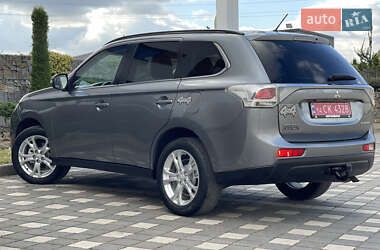 Внедорожник / Кроссовер Mitsubishi Outlander 2014 в 
