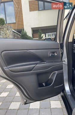 Внедорожник / Кроссовер Mitsubishi Outlander 2014 в 