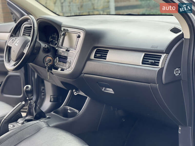 Внедорожник / Кроссовер Mitsubishi Outlander 2014 в Стрые