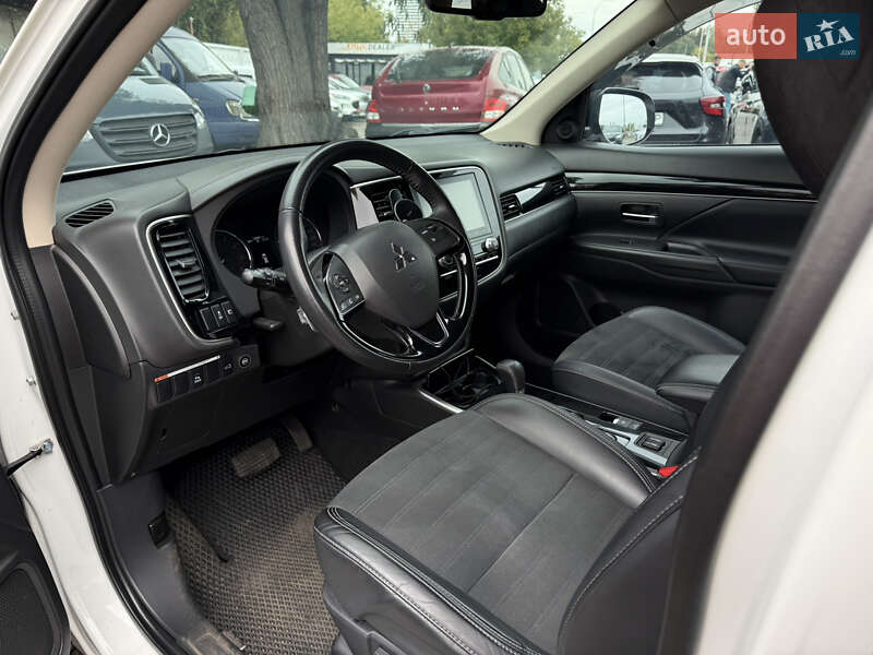 Внедорожник / Кроссовер Mitsubishi Outlander 2020 в Киеве