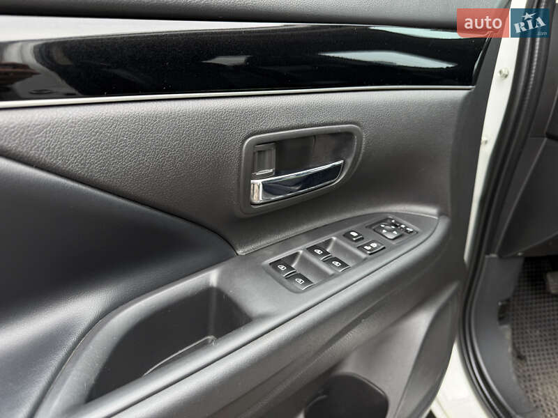 Внедорожник / Кроссовер Mitsubishi Outlander 2020 в Киеве
