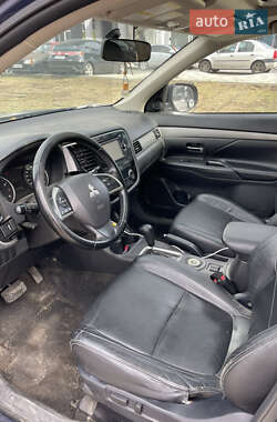 Позашляховик / Кросовер Mitsubishi Outlander 2013 в 