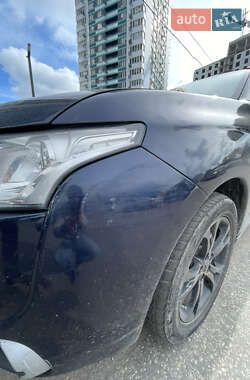 Позашляховик / Кросовер Mitsubishi Outlander 2013 в 