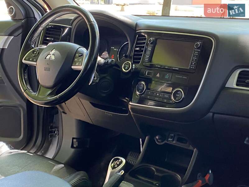 Внедорожник / Кроссовер Mitsubishi Outlander 2013 в Калуше