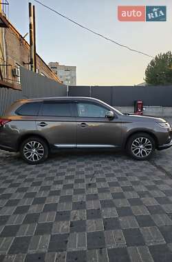 Внедорожник / Кроссовер Mitsubishi Outlander 2015 в 