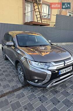 Внедорожник / Кроссовер Mitsubishi Outlander 2015 в 