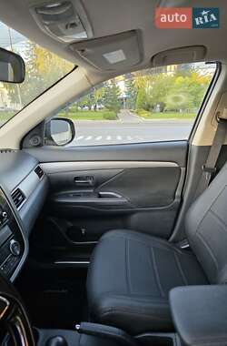Внедорожник / Кроссовер Mitsubishi Outlander 2015 в 
