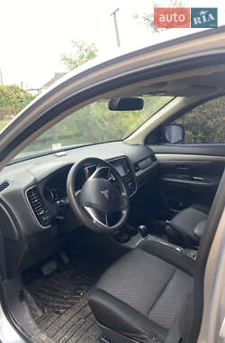 Внедорожник / Кроссовер Mitsubishi Outlander 2012 в 