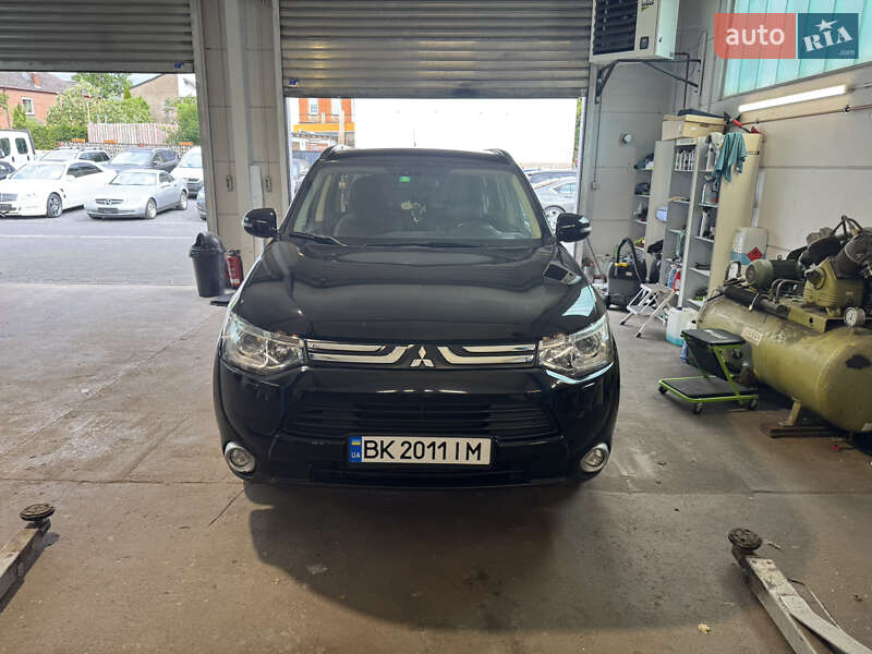 Внедорожник / Кроссовер Mitsubishi Outlander 2012 в 