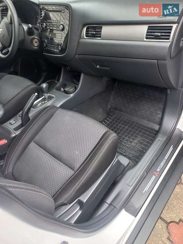 Позашляховик / Кросовер Mitsubishi Outlander 2016 в Кам'янському