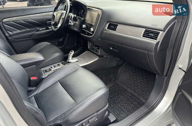 Внедорожник / Кроссовер Mitsubishi Outlander 2022 в 
