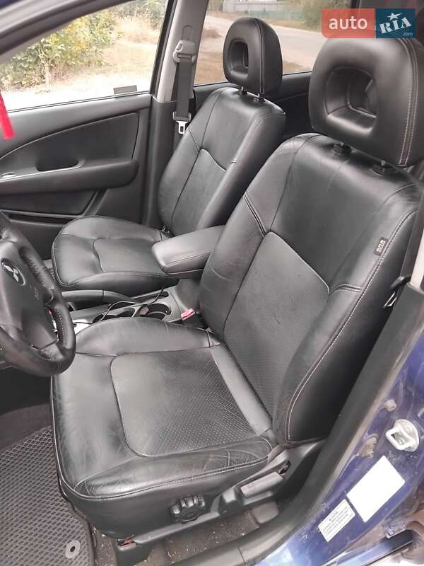 Внедорожник / Кроссовер Mitsubishi Outlander 2004 в Шевченкове