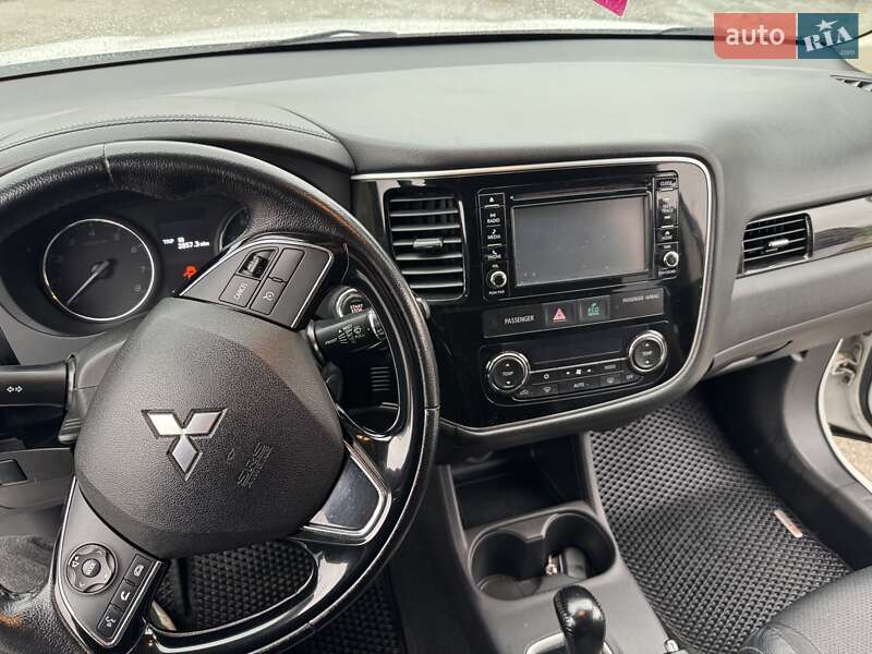 Позашляховик / Кросовер Mitsubishi Outlander 2016 в Тернополі