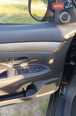 Внедорожник / Кроссовер Mitsubishi Outlander 2014 в 