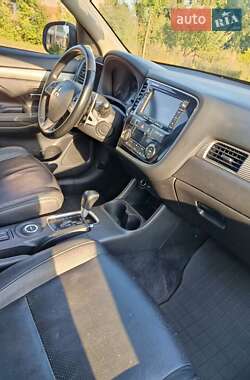 Внедорожник / Кроссовер Mitsubishi Outlander 2014 в 
