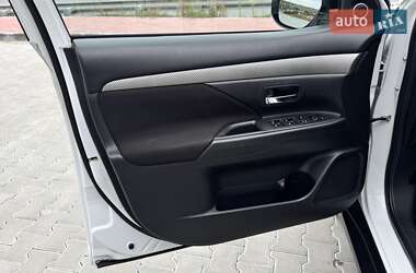 Внедорожник / Кроссовер Mitsubishi Outlander 2016 в 