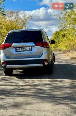 Внедорожник / Кроссовер Mitsubishi Outlander 2017 в 