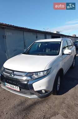 Внедорожник / Кроссовер Mitsubishi Outlander 2015 в Киеве
