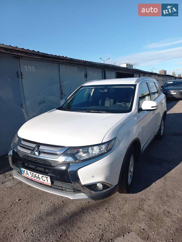 Внедорожник / Кроссовер Mitsubishi Outlander 2015 в 