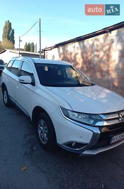 Внедорожник / Кроссовер Mitsubishi Outlander 2015 в 