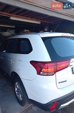 Внедорожник / Кроссовер Mitsubishi Outlander 2015 в 