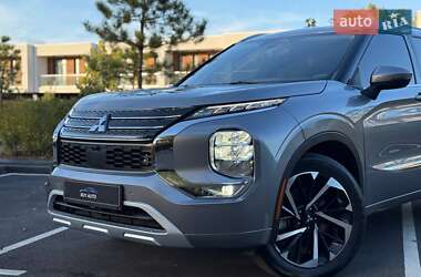 Внедорожник / Кроссовер Mitsubishi Outlander 2022 в 