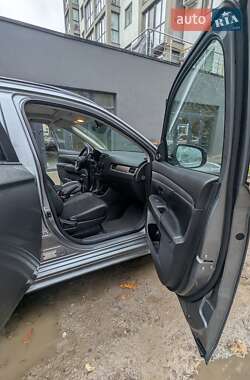 Внедорожник / Кроссовер Mitsubishi Outlander 2012 в 
