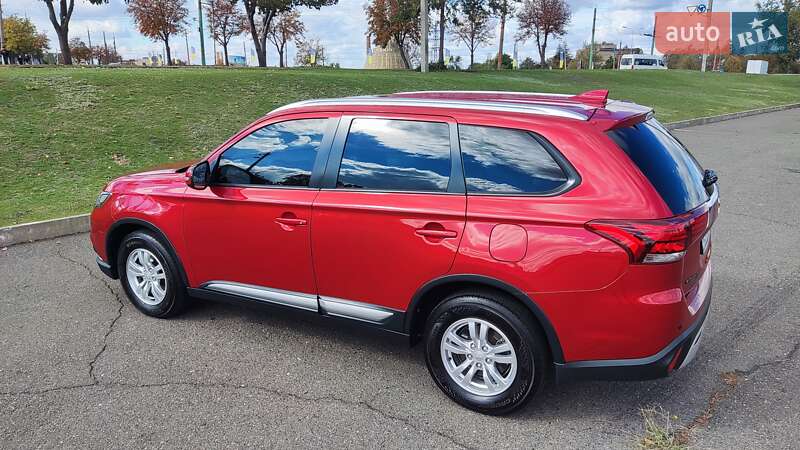 Позашляховик / Кросовер Mitsubishi Outlander 2018 в Києві