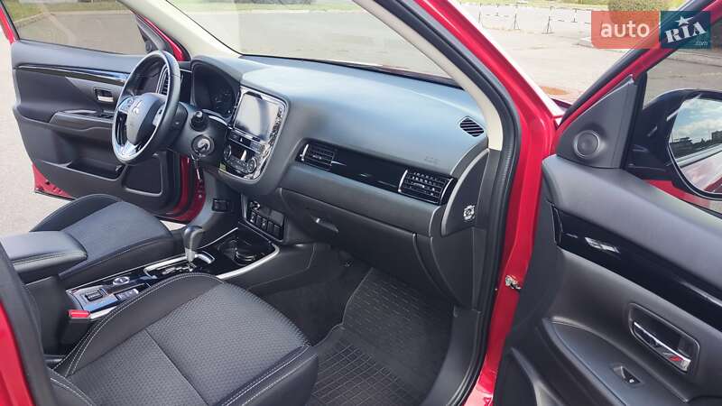Позашляховик / Кросовер Mitsubishi Outlander 2018 в Києві
