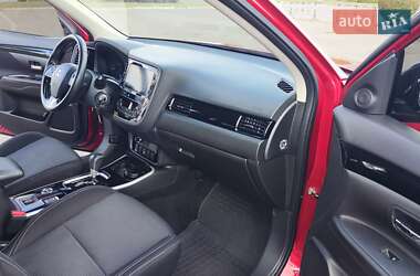Внедорожник / Кроссовер Mitsubishi Outlander 2018 в 