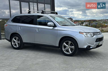 Внедорожник / Кроссовер Mitsubishi Outlander 2013 в 