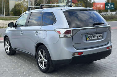 Внедорожник / Кроссовер Mitsubishi Outlander 2013 в 