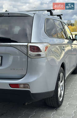 Внедорожник / Кроссовер Mitsubishi Outlander 2013 в 