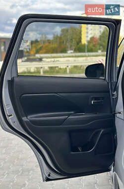 Внедорожник / Кроссовер Mitsubishi Outlander 2013 в 