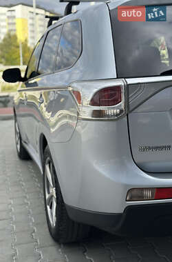 Внедорожник / Кроссовер Mitsubishi Outlander 2013 в 