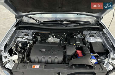 Внедорожник / Кроссовер Mitsubishi Outlander 2013 в 