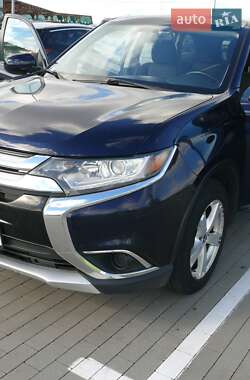 Внедорожник / Кроссовер Mitsubishi Outlander 2016 в 