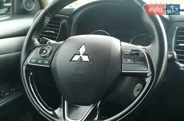 Внедорожник / Кроссовер Mitsubishi Outlander 2016 в 