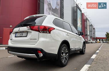 Внедорожник / Кроссовер Mitsubishi Outlander 2015 в 