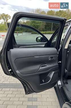 Внедорожник / Кроссовер Mitsubishi Outlander 2016 в 